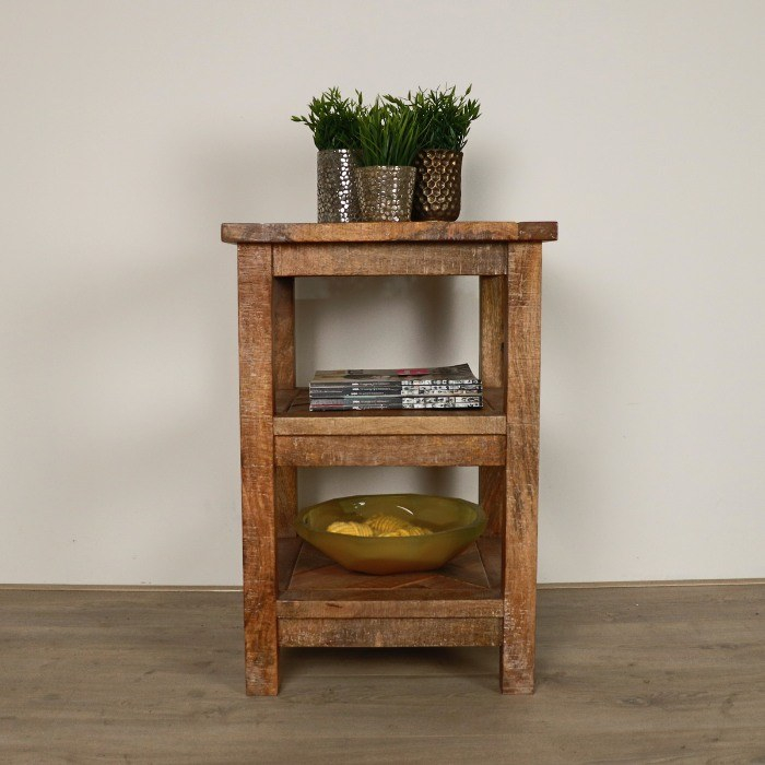 bijzettafel van hout met decoratie 