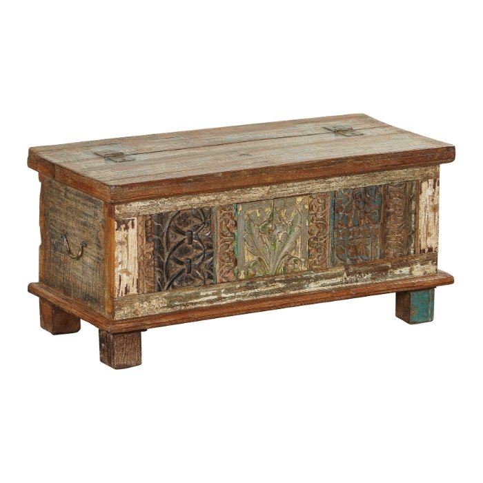 Kistje als salontafel.