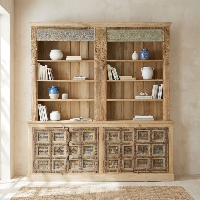 Indiase wandkast van hout met open boekenkast en gesneden deuren
