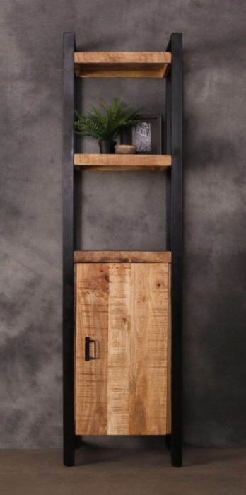 Industriële boekenkast mangohout gecombineerd met zwart staal. Boekenkast heeft een deurtje en drie legplanken. 60 cm breed