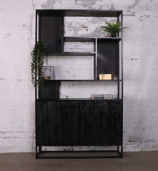 Kast industrieel zwart. Gemaakt van zwart mangohout gecombineerd met staal. Onder twee deuren en boven zeven, verspringende,  open vakken.