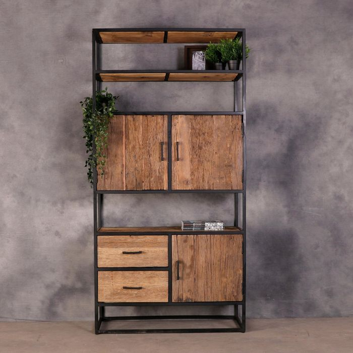 Grote industriële kast van oud hout met zwart metaal