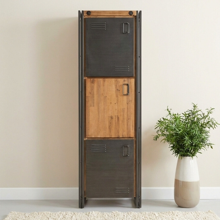Kast met drie deuren industrieel.