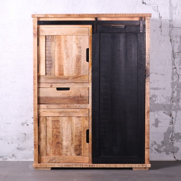 Mangohouten kast met schuifdeur, twee kleine deurtjes en een lade.