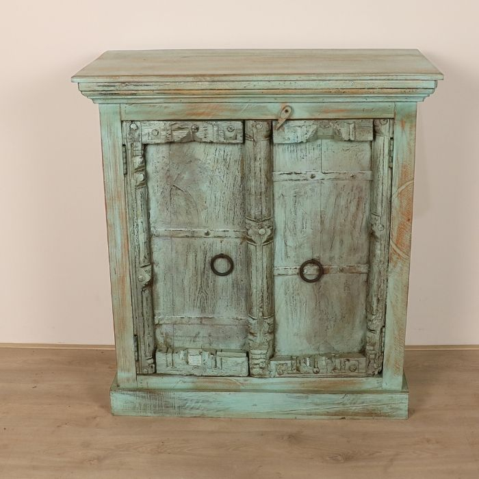 Klein kastje uit India in het groen. 