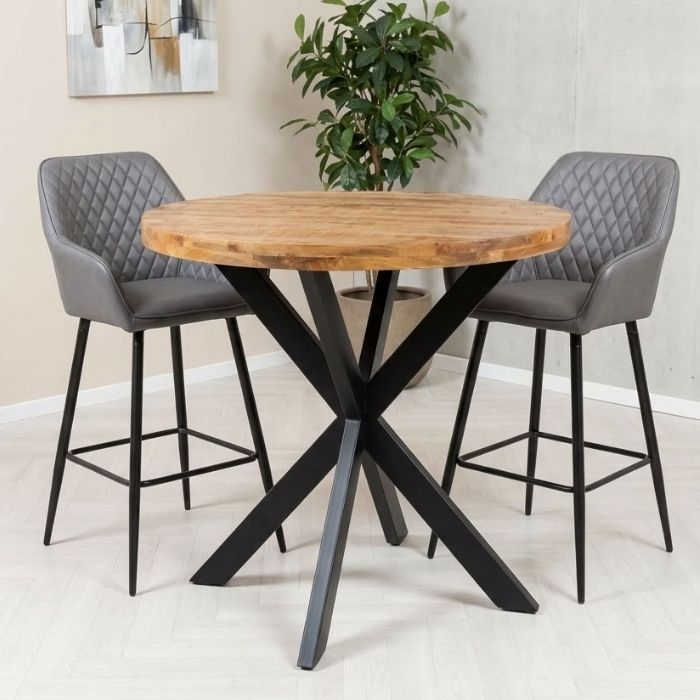 Ronde bartafel met spinpoot en twee grijze krukken