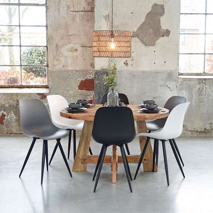 Kuipstoel Mirthe in wit aan de eettafel