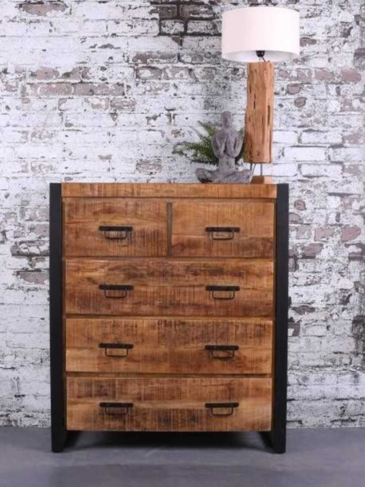 Ladekast mangohout. Deze ladekast is gemaakt van mangohout in combinatie met zwart staal. De ladekast heeft vijf lades.