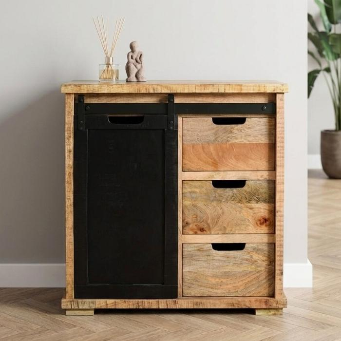 Ladekastje met een zwarte schuifdeur gemaakt van mangohout.