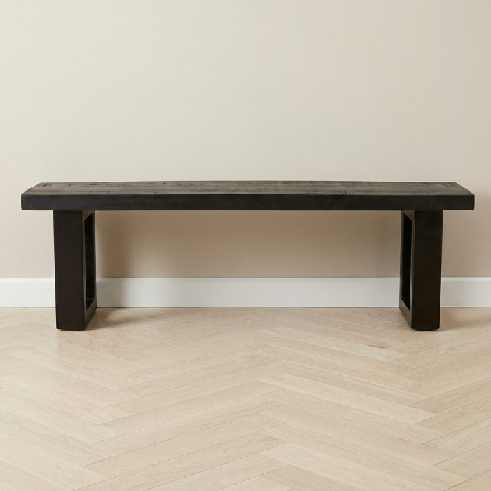 Zwart bankje voor bij de eettafel.