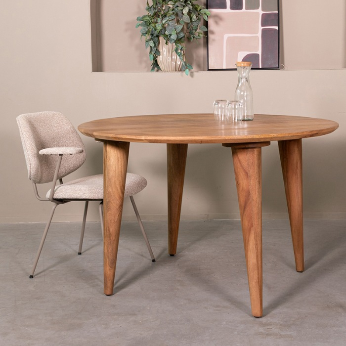 Eettafel Floor 120 cm in mangohout naturel aan de eettafel
