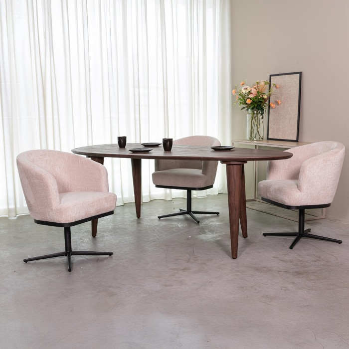 Eettafel Floor in mangohout donkerbruin aan de eettafel