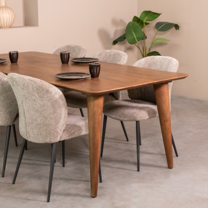 Eettafel Floor 250 cm in mangohout naturel aan de eettafel