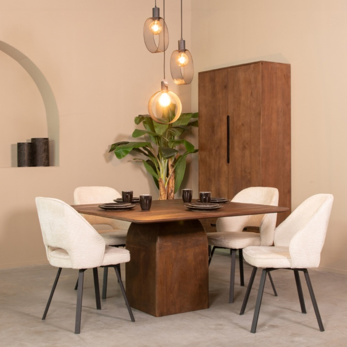 Eettafel Ilse in mangohout donkerbruin aan de eettafel