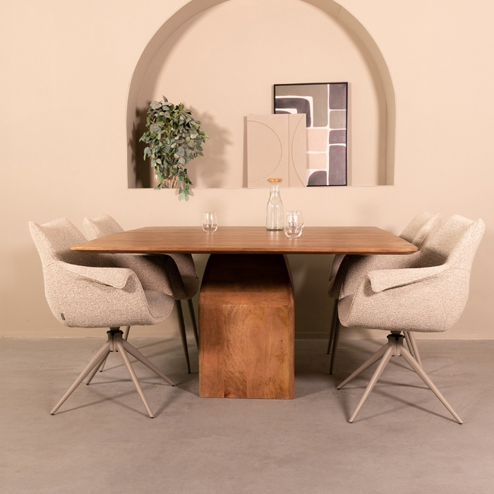 Eettafel Ilse in mangohout naturel aan de eettafel