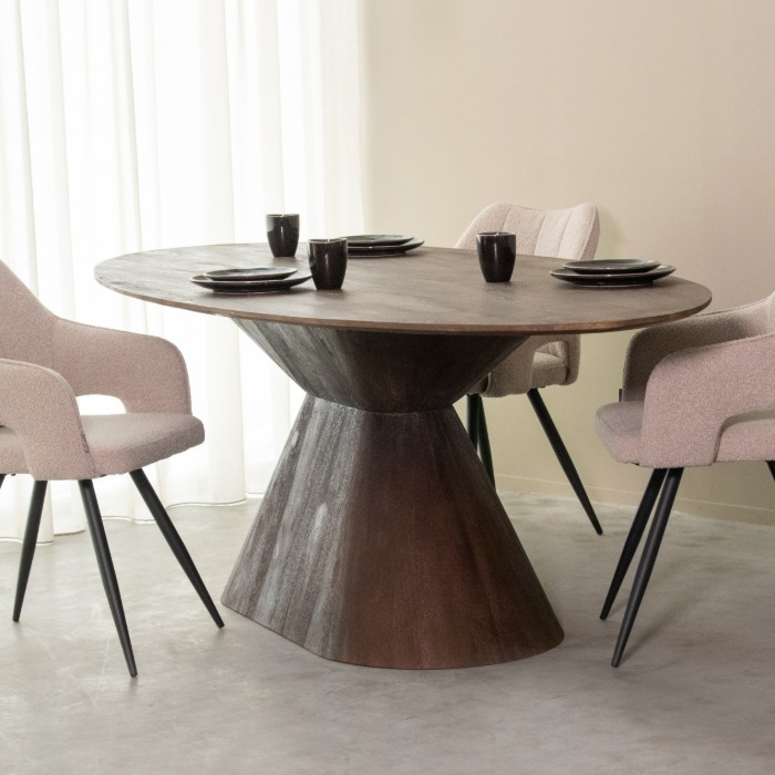 Eettafel Joep 200 cm in mangohout donkerbruin aan de eettafel