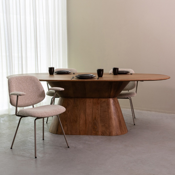 Eettafel Joep 220 cm in mangohout naturel aan de eettafel