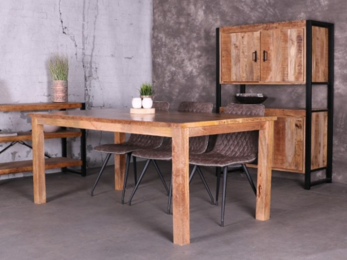 Mangohouten eettafel met een afmeting van 180 cm breed.