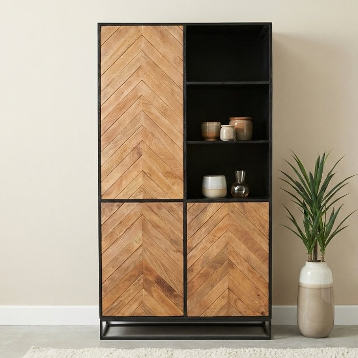 Mangohouten kast met visgraat deuren.