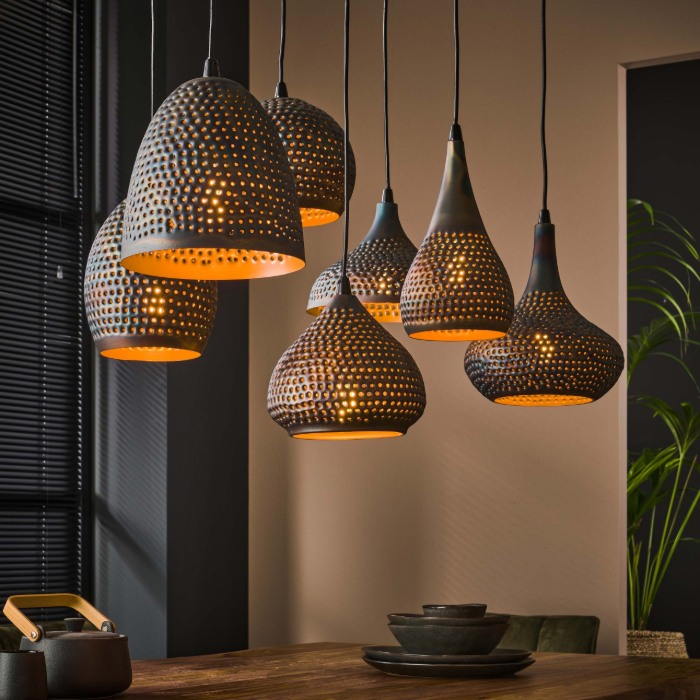 Metalen hanglamp met gaatjes Uma 7 lampen - sfeerfoto 1