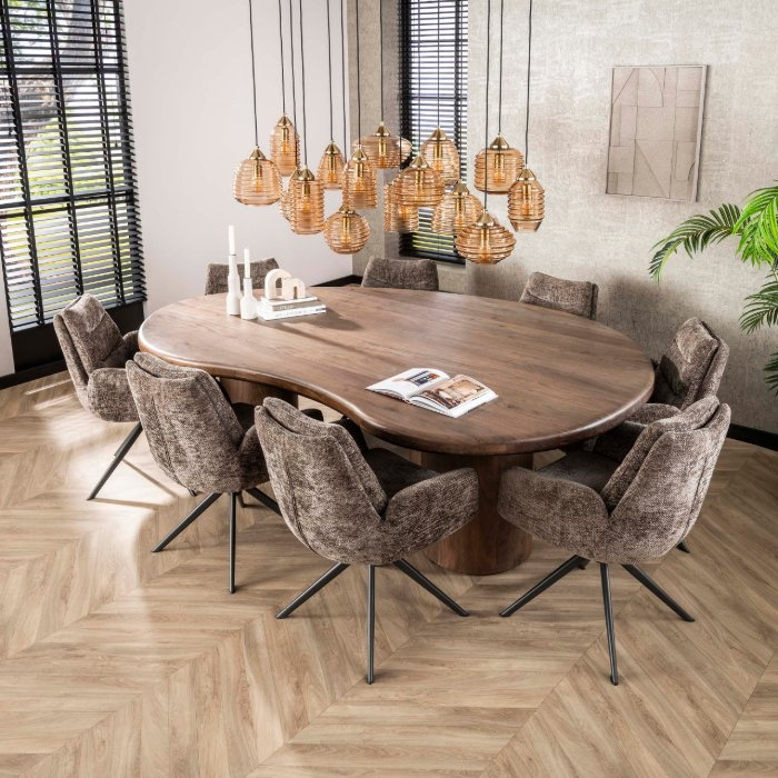 Niervormige eettafel acaciahout 244 cm Fiora bruin met cilinderpoten - sfeerfoto 1