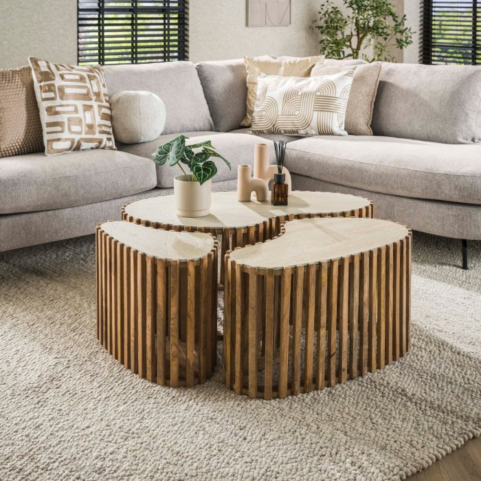 Niervormige salontafel travertinlook mangohout Nola set van 3 - sfeerfoto 1