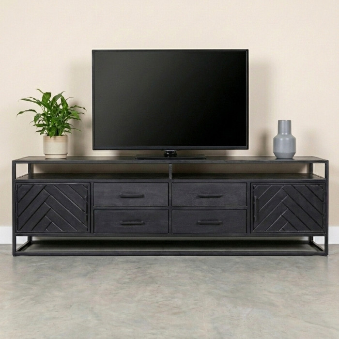 Zwart tv meubel met twee visgraat deuren en vier lades.