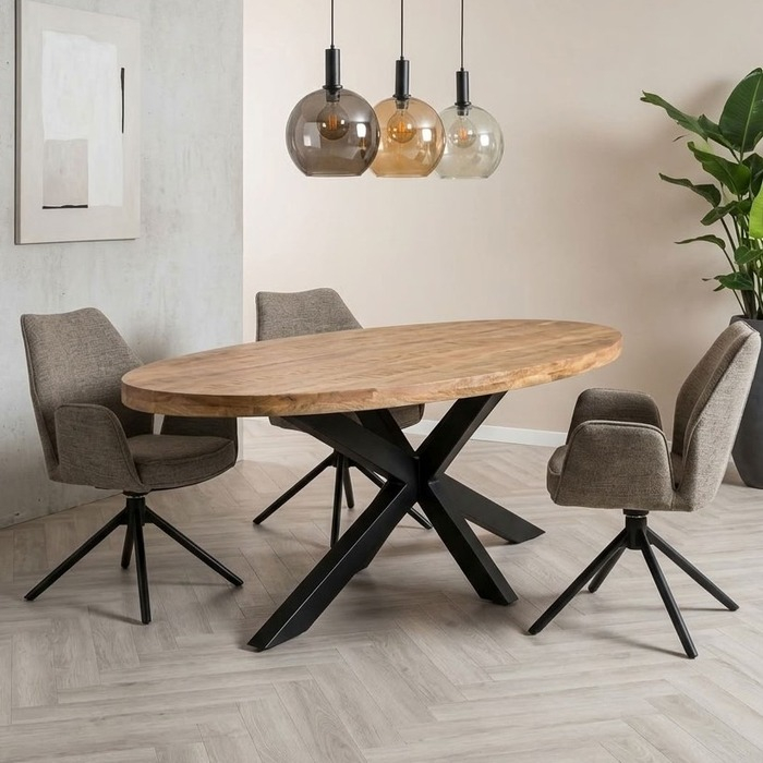 Ovale eettafel van mangohout 200 cm met vier grijze armstoelen en drie glazen hanglampen