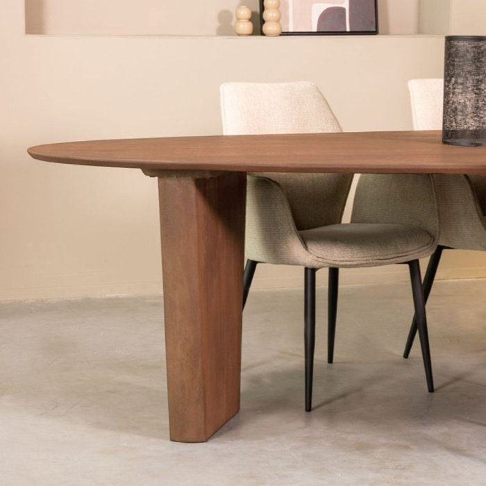 Ovale eettafel Wouter in mangohout naturel aan de eettafel