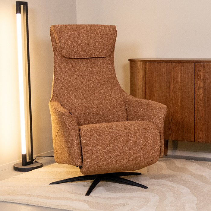 Relaxfauteuil elektrisch Luc in cognac bouclé in een woonkamer