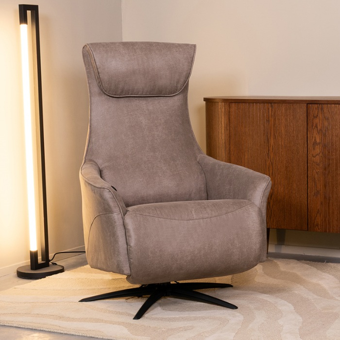 Relaxfauteuil elektrisch Luc in taupe micro-suède in een woonkamer