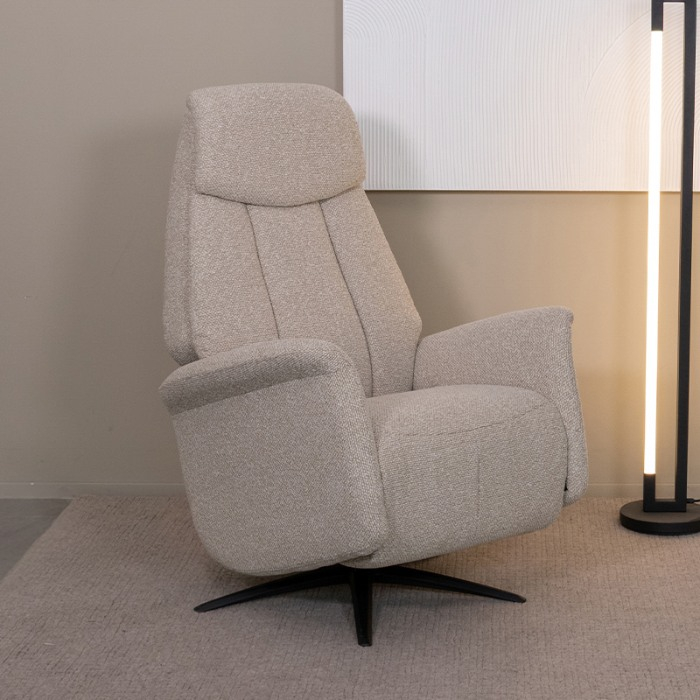 Relaxfauteuil elektrisch Odile in crème bouclé in een woonkamer