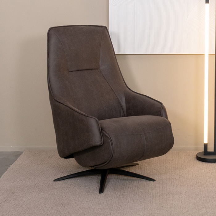 Relaxfauteuil elektrisch Olle in antraciet micro-suède in een woonkamer