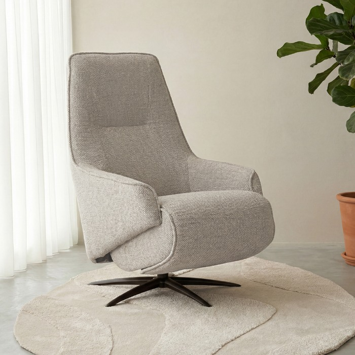 Relaxfauteuil elektrisch Olle smal in crème bouclé in een woonkamer