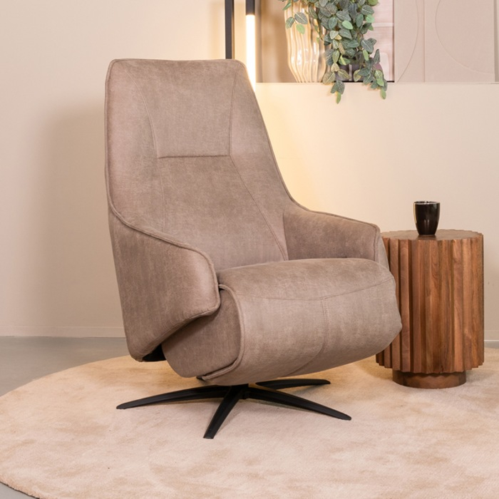 Relaxfauteuil elektrisch Olle in taupe micro-suède in een woonkamer