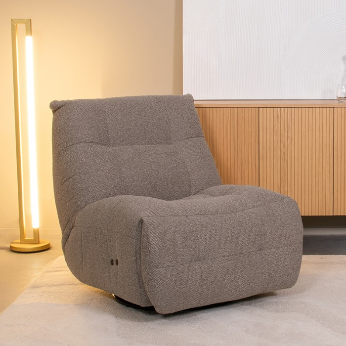 Relaxfauteuil elektrisch Rob in grijs bouclé met accu in een woonkamer