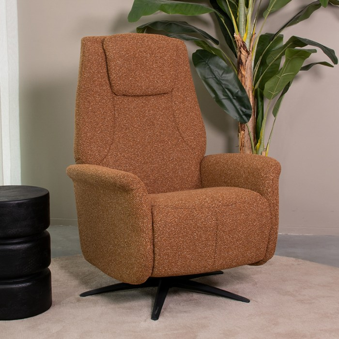 Relaxfauteuil elektrisch Sascha in cognac bouclé in een woonkamer