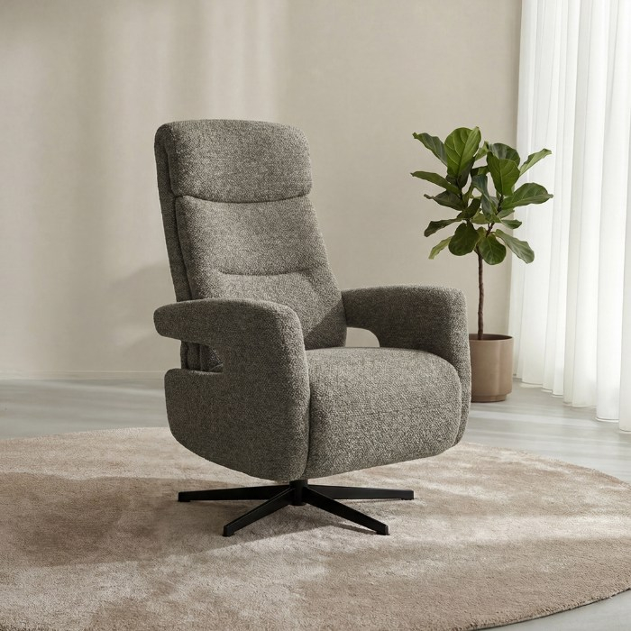 Relaxfauteuil elektrisch Twan in grijs bouclé in een woonkamer
