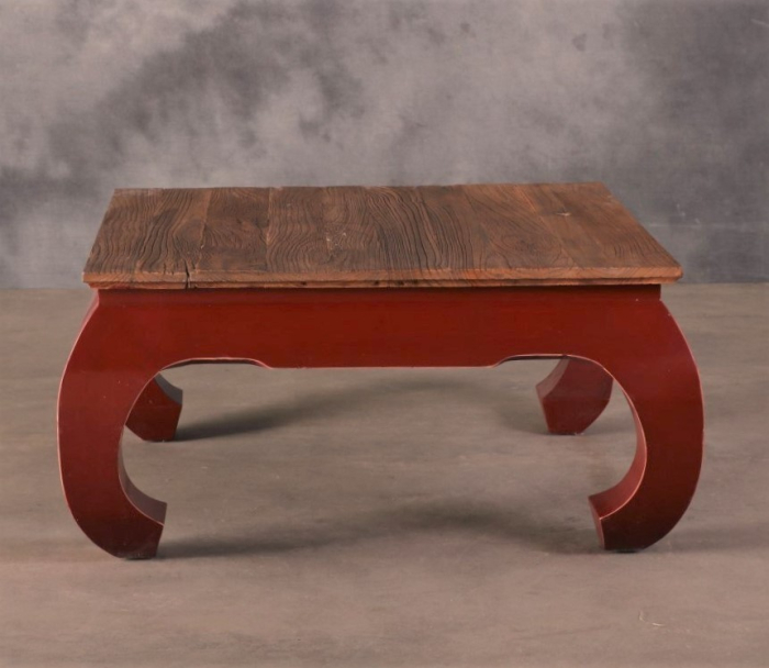 Opiumtafel. Rode vierkante salontafel met oud hout.
