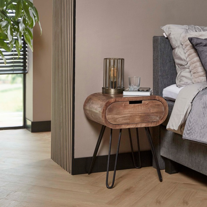 Rond nachtkastje Pela naturel met zwart metalen frame en lade - sfeerfoto 1