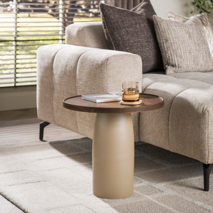 Ronde bijzettafel acaciahout Liam met beige onderstel - sfeerfoto 1