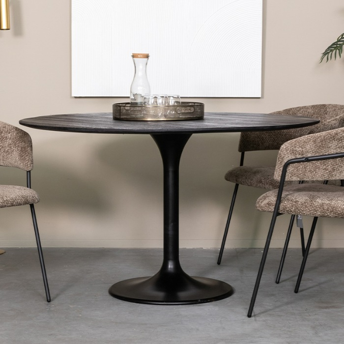 Eettafel Eelco in mangohout zwart aan de eettafel