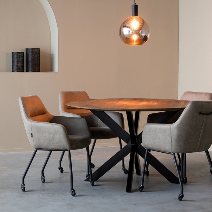 Eettafel Ole 130 cm in mangohout naturel aan de eettafel