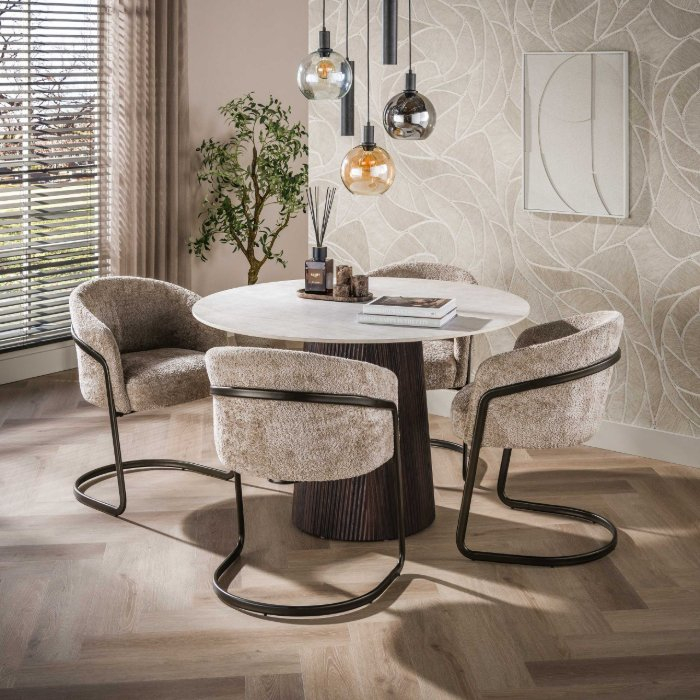 Ronde keramische eettafel 120 cm Arda natuursteenlook met centrale poot - sfeerfoto 1