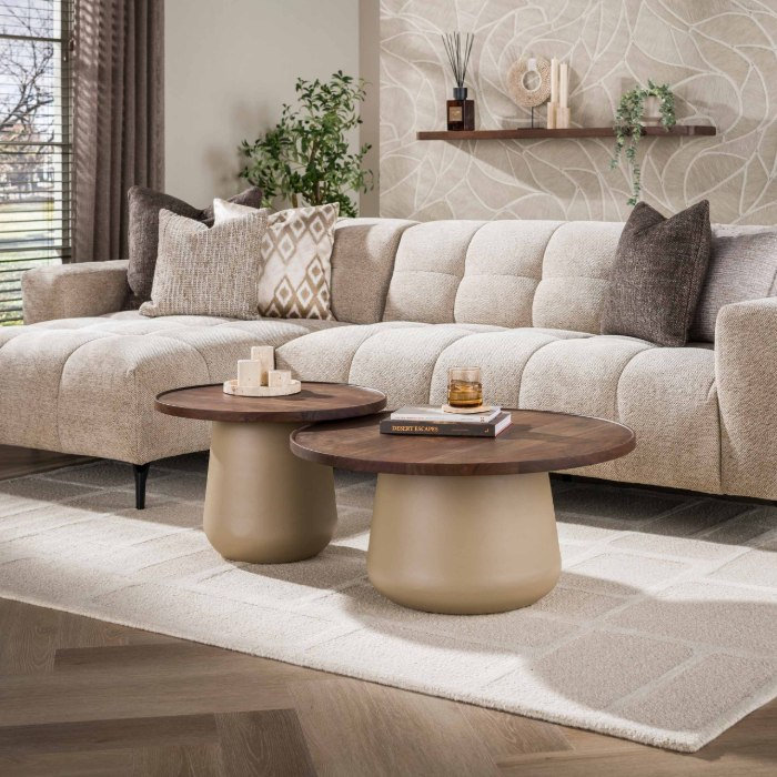 Ronde salontafel acaciahout Liam set van 2 met beige onderstel - sfeerfoto 1