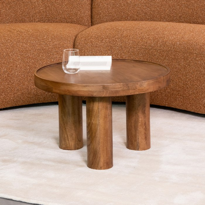 Ronde salontafel Esmee 60 cm in mangohout naturel in een woonkamer