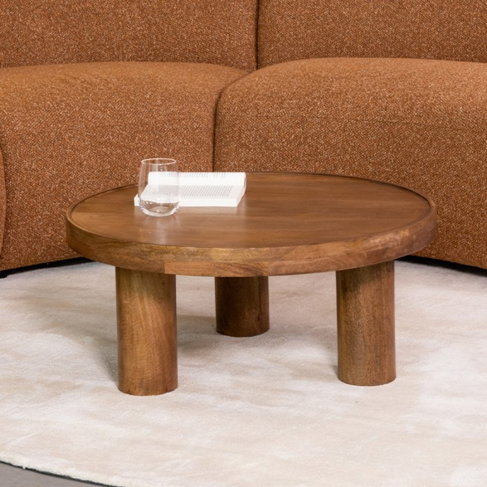 Ronde salontafel Esmee 70 cm in mangohout naturel in een woonkamer