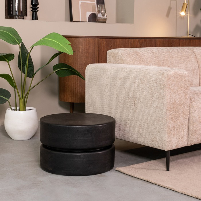 Ronde salontafel Mees 50 cm in mangohout zwart in een woonkamer