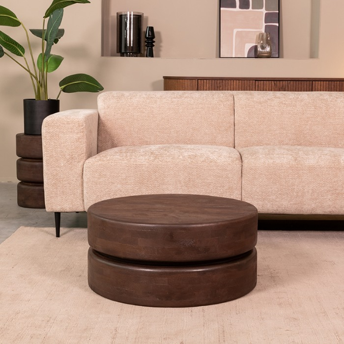 Ronde salontafel Mees 70 cm in mangohout donkerbruin in een woonkamer