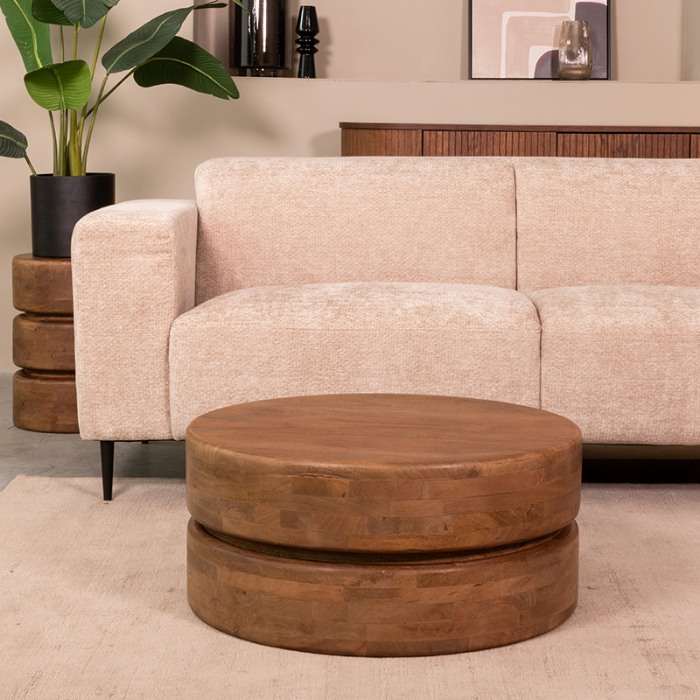 Ronde salontafel Mees 70 cm in mangohout naturel in een woonkamer